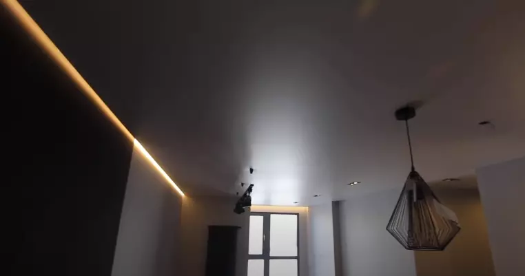 Натяжной потолок KRAAB 3.0 с встроенными светильниками